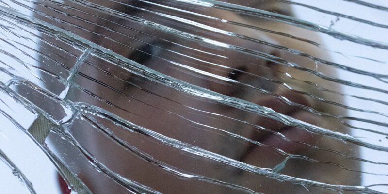 “Woman” vê na tristeza a inspiração para a música