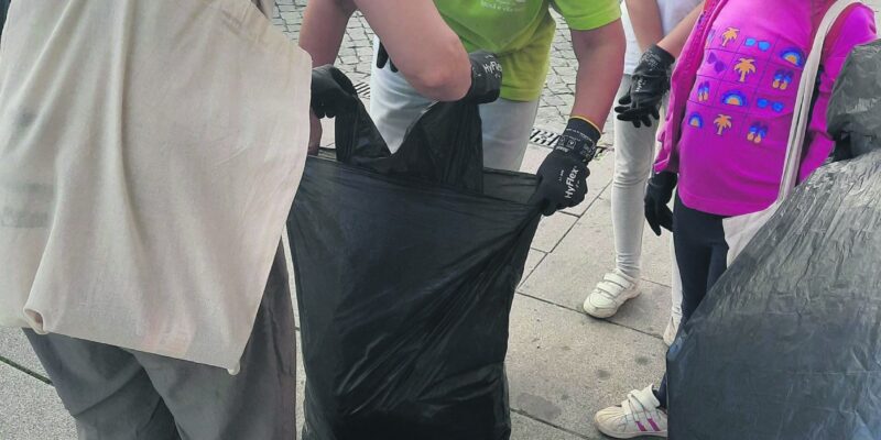 Miúdos e graúdos unidos em iniciativa de recolha de lixo