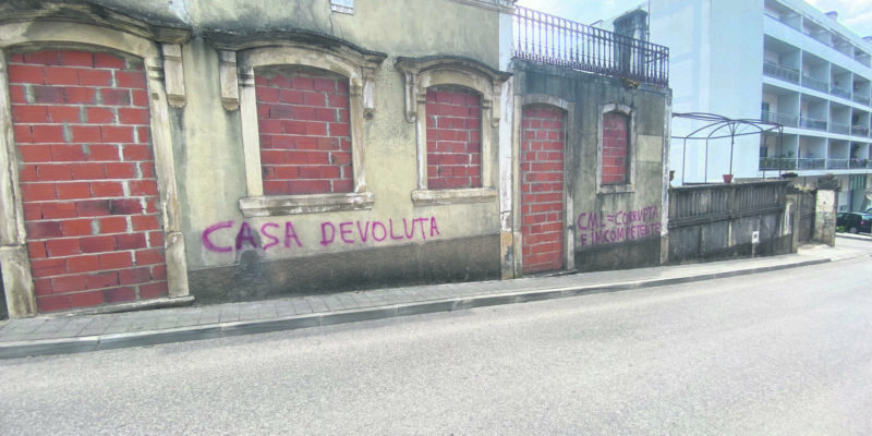 Vandalismo na Lousã com mensagens contra a Câmara