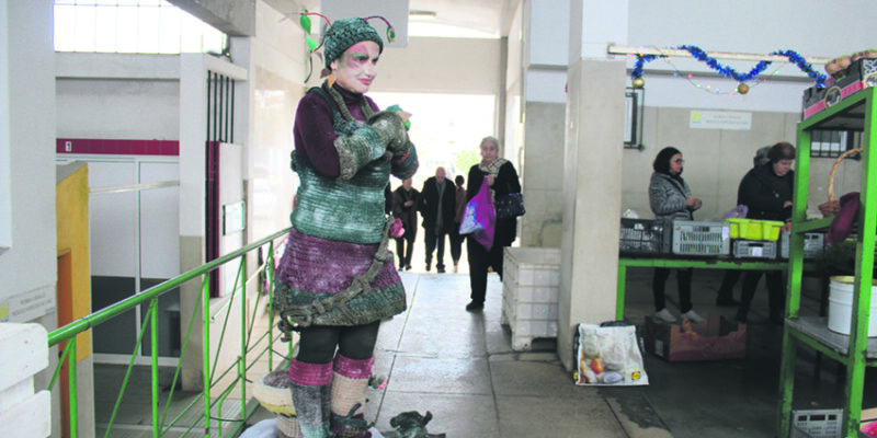 Um duende que veio da floresta animar o Mercado da Lousã