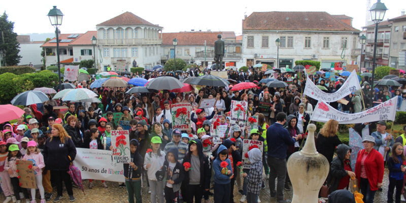 ‘Grândola, Vila Morena’ à chuva e em manifestação com milhares de alunos