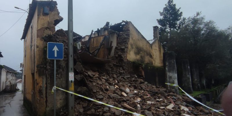 Imóveis devolutos desabam com intempérie