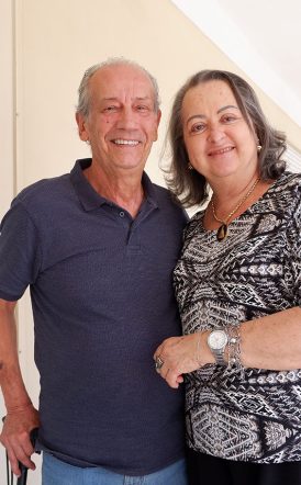 Casal vem do Brasil para louvar padroeira