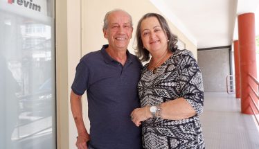 Casal vem do Brasil para louvar padroeira