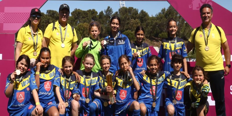 Sub-11 do Agrupamento de Escolas são campeãs nac...